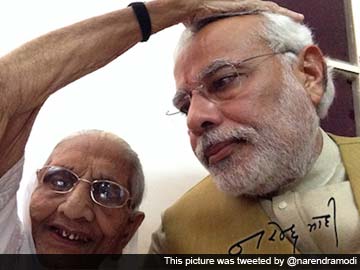 Election Results 2014: On Victory Day, Narendra Modi Tweets a Selfie With His Mother