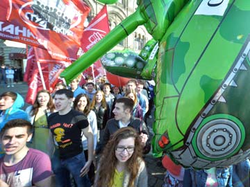 1,00,000 Russians March on Red Square in Patriotic Fervour   