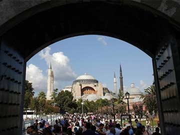 Muslims Pray to Turn Turkey's Greatest Monument Back Into a Mosque