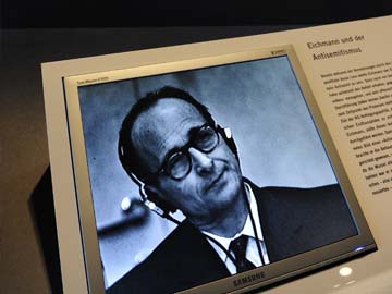 Avraham Shalom, Hunter of Eichmann, Dies at 86