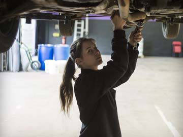 'Girly' Garage in Paris Twins Tune-Ups With Manicures