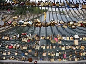 Paris Bridge Fencing Pays Price for Symbols of Love