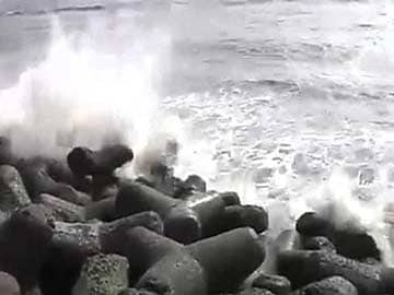 One Dead, Another Injured as Tides Lash Mumbai Shores