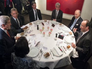 Francois Hollande and Barack Obama Meet to Discuss $10 Billion Bill