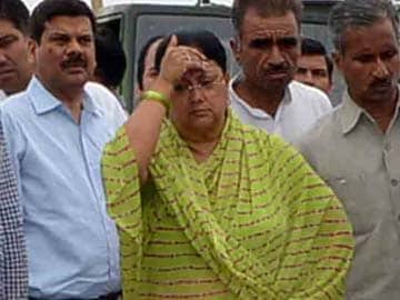 Rajasthan Chief Minister Stops to Help Accident Victims