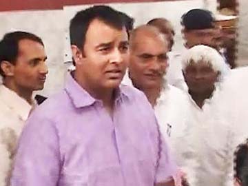 BJP Leader Sangeet Som Caught on Camera Threatening Uttar Pradesh Cops