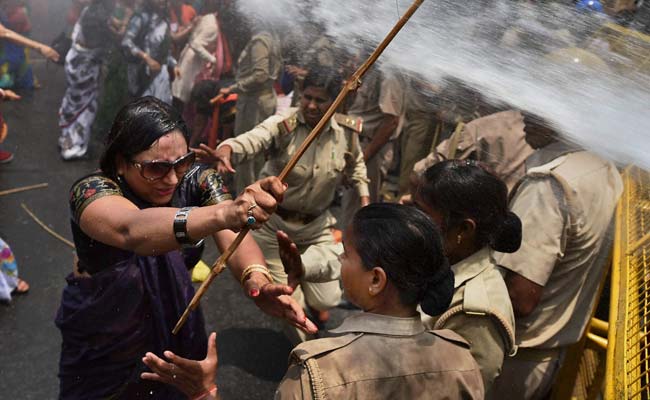 Badaun Gang-Rape: Water Cannons Used on BJP Protesters Outside Akhilesh Yadav's Office
