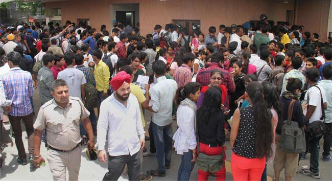 Delhi University Admissions Begin With Endless Queues and Chaos