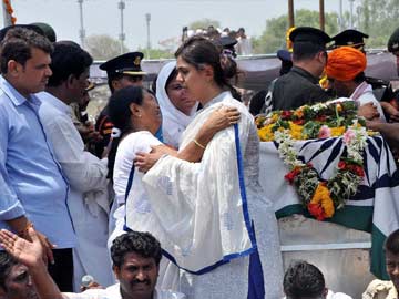 Gopinath Munde Cremated With Full State Honours in Beed