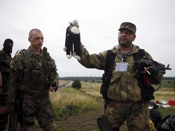 Ukraine Accuses Pro-Russian Rebels of Trying to Destroy Evidence at Crash Site