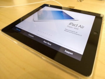 IPhone Sales Lift Apple, but iPads Disappoint