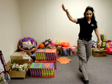 United States Homeland Chief Visits Immigrant Holding Center