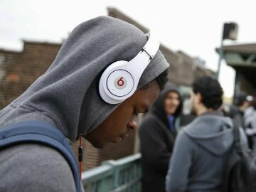 Apple to Lay Off About 200 People at Beats