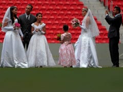 100 Couples Marry in Mass Wedding in Brazil