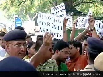 Civil Service Aspirants Protest Outside Home Minister Rajnath Singh's House