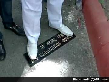 Congress Leaders Pull Down Rail Minister's Nameplate at Residence