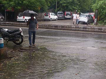 Delhi: Mercury Dips as Parts of City Receive Rain