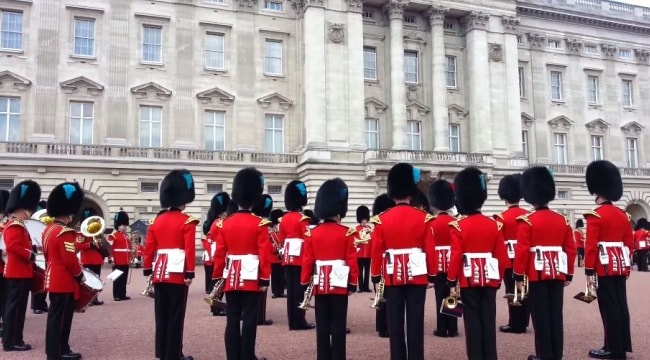 The Queen's Guards Play Game of Thrones Theme Song, Delight Tourists