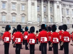 The Queen's Guards Play <i>Game of Thrones</i> Theme Song, Delight Tourists