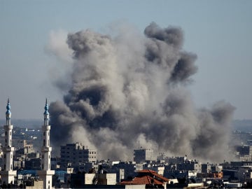 Israel Keeps up Gaza Assaults, John Kerry Presses for Truce
