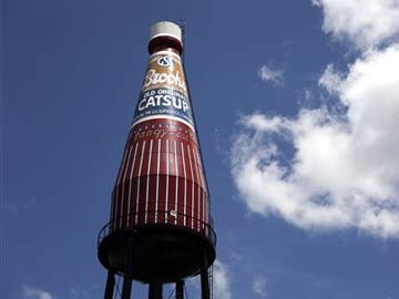 Giant Ketchup Bottle Draws Tourists in Illinois 