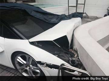 Hotel Valet Crashes Lamborghini Gallardo in Delhi