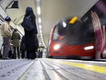 London Tube Set for No-Contact Bank Card Payments