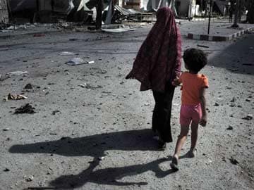 Refugees Return to Destroyed Neighbourhoods During Gaza Truce