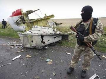 Rebels Prepare Train Carriage With MH17 Victims' Luggage