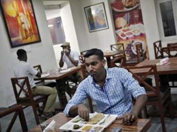 Restaurant Run by Tihar Convicts Wins Praise for Politeness, Hygiene