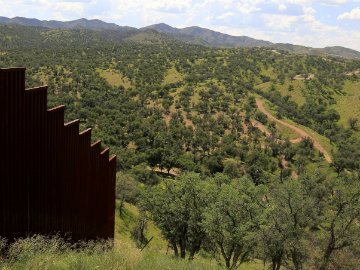US Border Effort Sputters as Migrants Cross Again