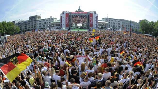 Jubilant Crowds Welcome Home German World Cup Heroes