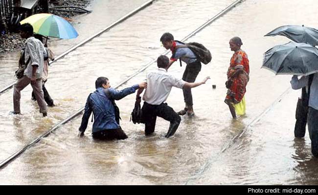 Mumbai's 'Mobile Gangs' to Rid Tracks of Trash That Causes Flooding 