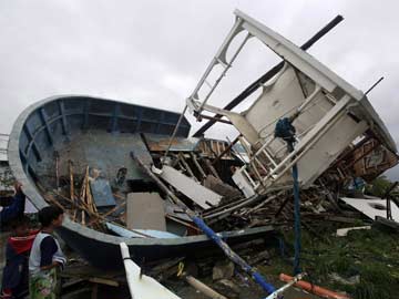 Typhoon Rammasun Kills at Least 38 in the Philippines, Heads For China