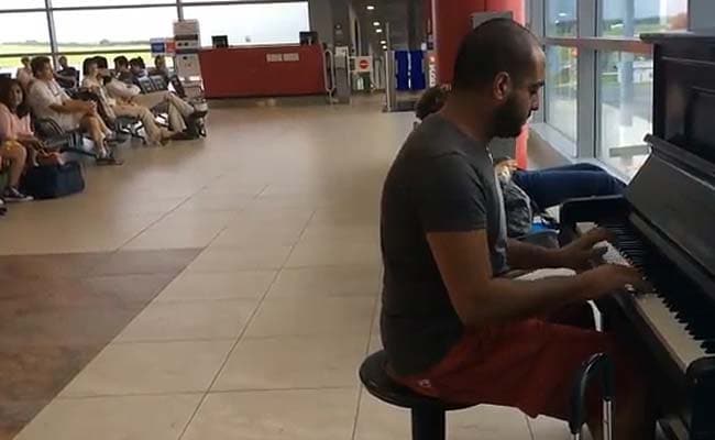 No Plane, No Pain: Incredibly Talented Pianist Rocks Airport Lounge