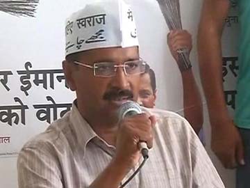 Delhi: AAP Signature Campaign to Dissolve Assembly Reaches Metro Stations