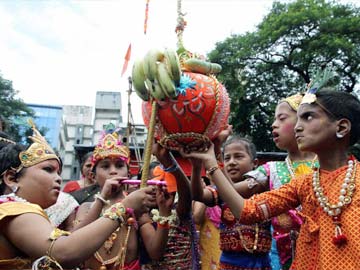 Thane: Minister Jitendra Awhad Breaks Dahi Handi to Disprove His Critics