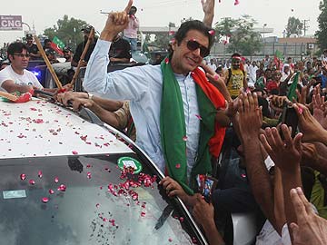 Anti-Government Protesters Reach Islamabad, Imran Khan Announces Sit-In