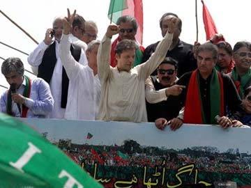 Pakistani Cleric, Opposition Leader Imran Khan Begin Protest Marches