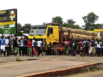 Liberia 'Losing Grip on Ebola' as Hunt for Patients Goes On	