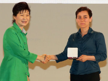 Iranian Stanford Professor Maryam Mirzakhani First Woman to Win Top Maths Prize