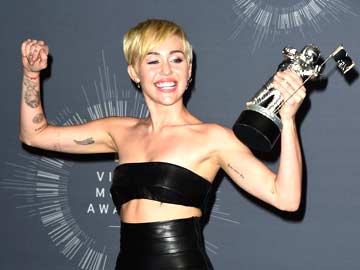 Miley Cyrus Steals Video Music Awards Again, This Time by Staying in Her Seat