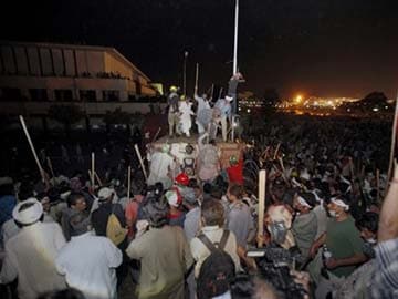 Pakistan Protesters March on PM's Residence 