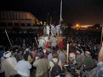 Pakistan Protesters March on PM's Residence 