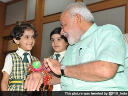 पीएम नरेंद्र मोदी की पाकिस्तानी बहन राखी बांधने दिल्ली पहुंची पीएम नरेंद्र मोदी की पाकिस्तानी बहन राखी बांधने दिल्ली पहुंची