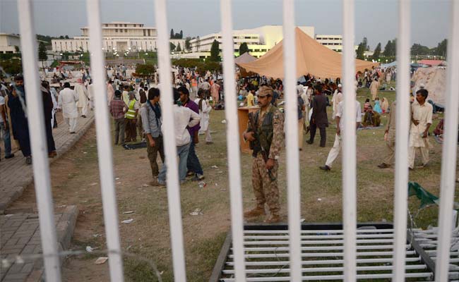 Protesters Attack Office of Pakistani TV Channel Geo News