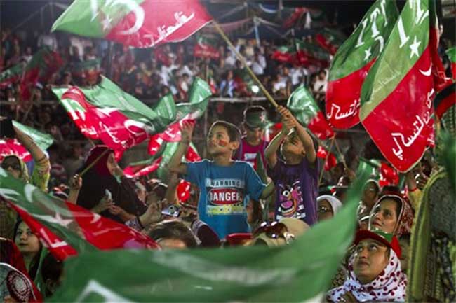 Police Clash with Protesters Trying to Storm Pakistan PM's House