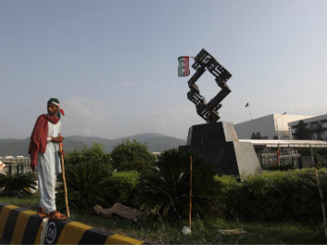 Pakistani Parliament to Meet as Protesters Clog Streets Outside