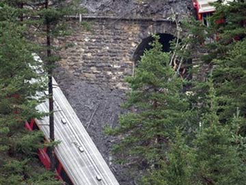 11 Injured as Train Cars Derail in Swiss Alps 