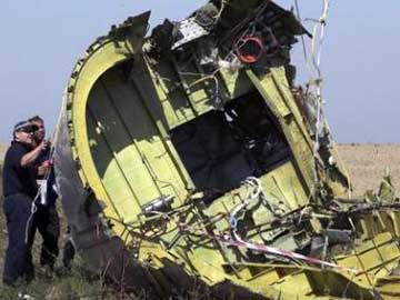 Experts Work at Ukraine Plane Wreckage, Lull in Fighting